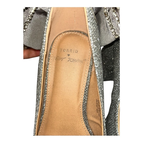 Torrid BETSEY JOHNSON SILVER BOW BACK HEEL size 7.5 (WW - WIDE WIDTH) NIB - Picture 15 of 15